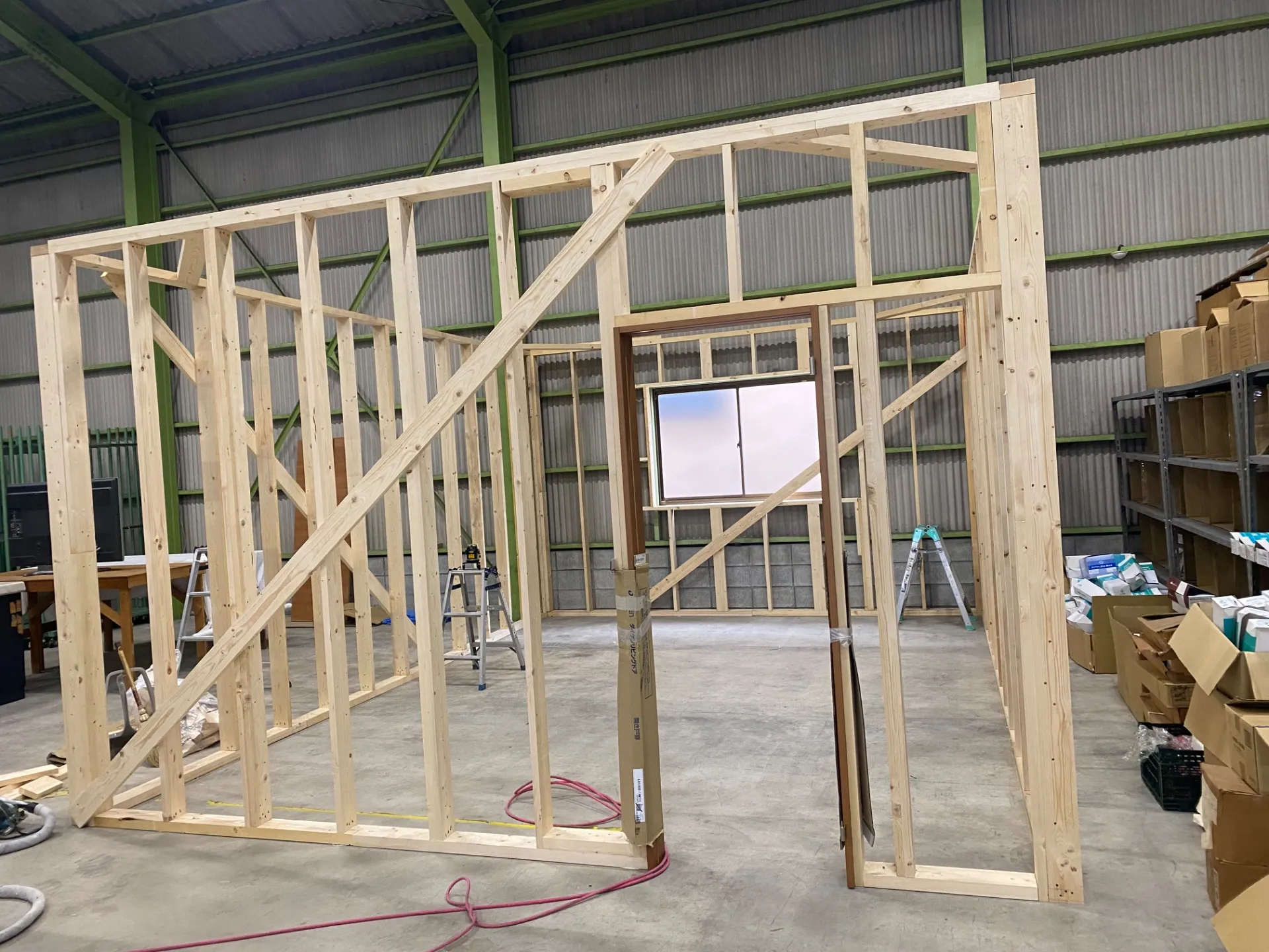 倉庫内にて木材でプレハブ小屋作り